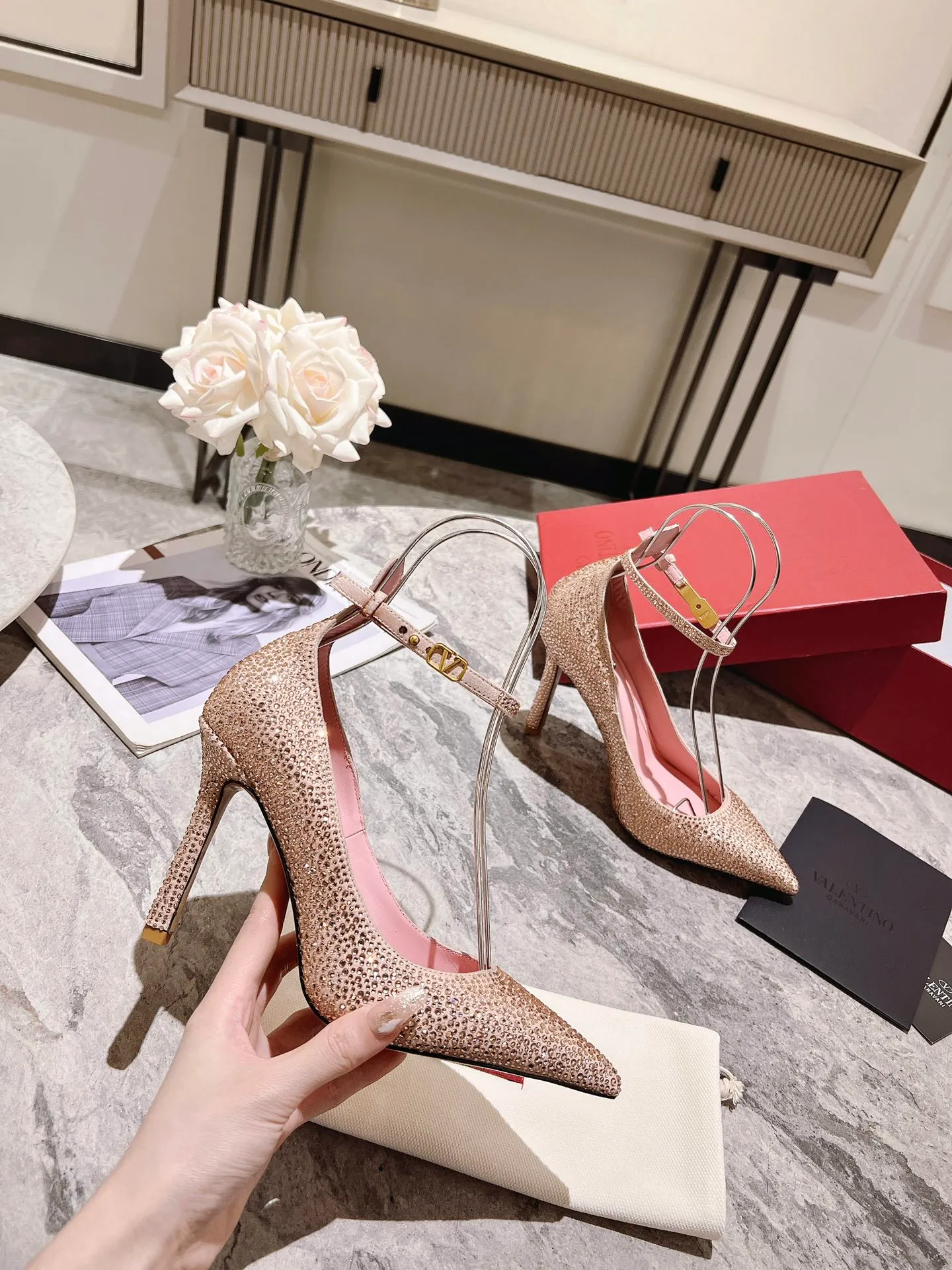👟👟Ex-factory price 500👟👟 Genuine leather sole +40 Top version 𝑉𝐴𝐿𝐸𝑁𝑇𝐼𝑁𝑂 Valentino new spring and summer women's 6⃣️color "Czech Diamond💎" full diamond shoes The unique [V’s handcrafted diamond production] brings out a full sense of high-end, and the new season will live up to expectations! Worth buying★Absolutely high-grade❥Original method, Absolutely sensual❥Elegant style, creating a different feeling, simple and elegant style!  Code number: 35-41 (34-42 customized, non-returnable) Lining: Sheepskin lining Heel height: 10cm Leather outsole Rubber outsole